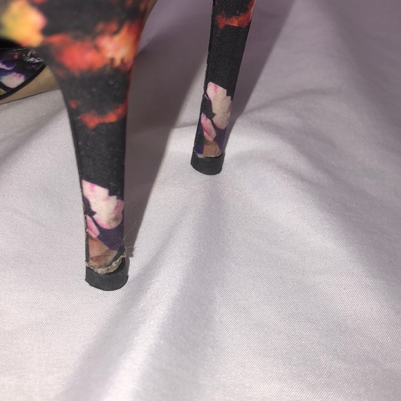 Women’s 3.5” Guess Heels - Picture 4 of 4